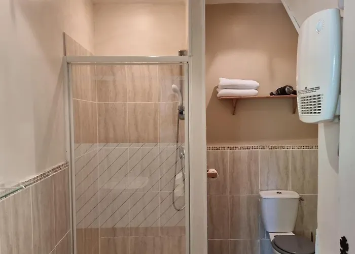 4 Bedroom With Private Pool And Garden Casa de Férias